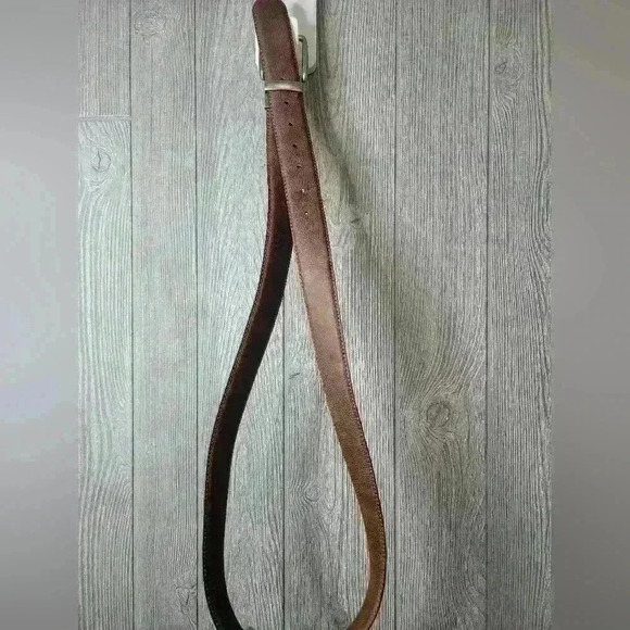 Brown & black belt in one. Metal buckle twist to change belt color preference - Picture 3 of 11